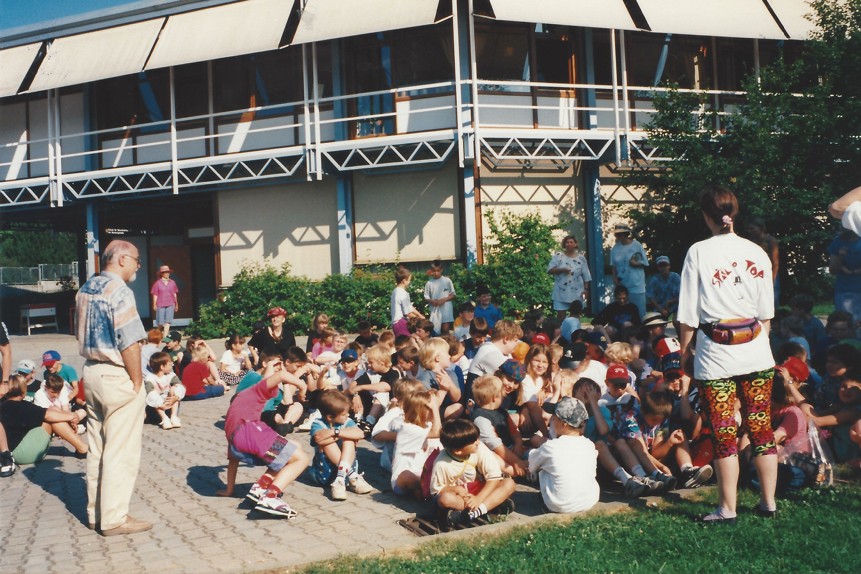 Spielleiterin Angelika bei Kinderanimation im Jahr 1996